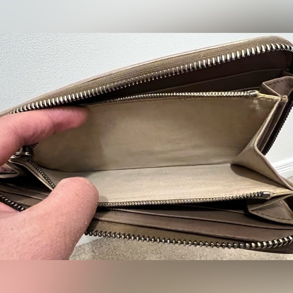 Authentic Bottega Venetta zippy wallet - Picture 15 of 16